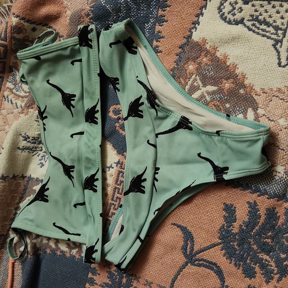 Bikini - Picture 1 of 1